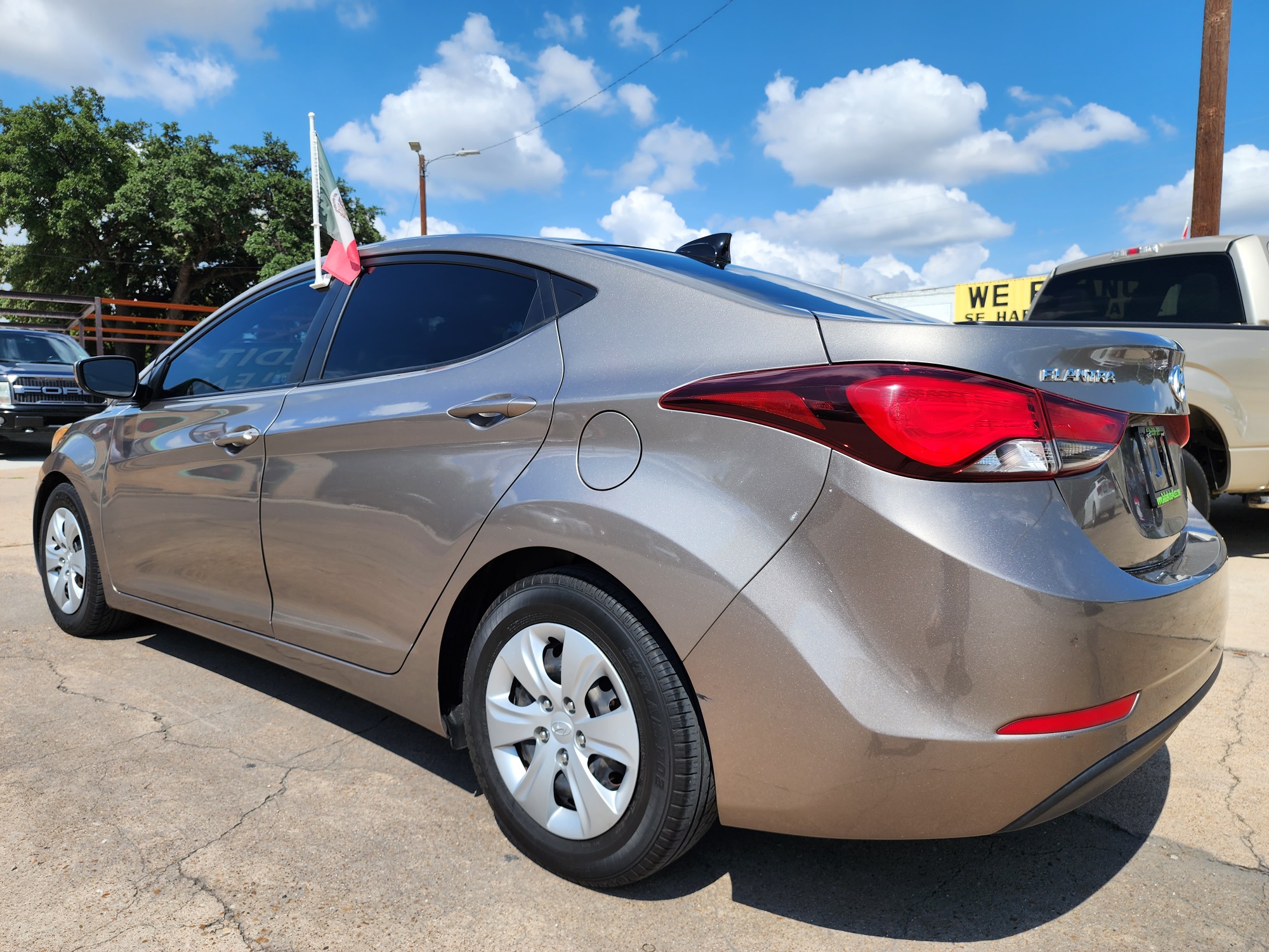 2016 BROWN Hyundai Elantra SE (5NPDH4AEXGH) with an 1.8L L4 DOHC 16V engine, 6-Speed Automatic transmission, located at 2660 S.Garland Avenue, Garland, TX, 75041, (469) 298-3118, 32.885551, -96.655602 - Welcome to DallasAutos4Less, one of the Premier BUY HERE PAY HERE Dealers in the North Dallas Area. We specialize in financing to people with NO CREDIT or BAD CREDIT. We need proof of income, proof of residence, and a ID. Come buy your new car from us today!! This is a Very clean 2016 HYUNDAI ELA - Photo #5